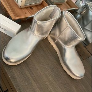 Women’s silver UGGs size 11 zippered back like new condition.  FREE GIFT